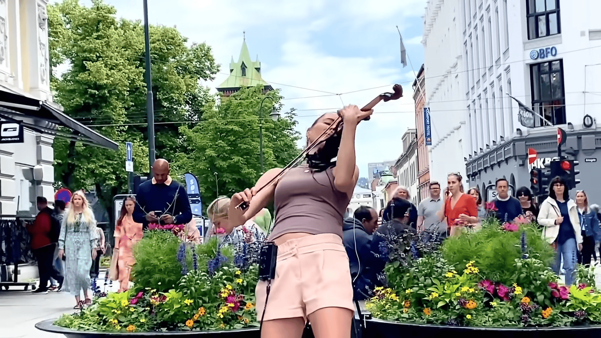 When the Police Hear Bohemian Rhapsody: The Healing Magic of Kirsti Hille’s Violin in Oslo