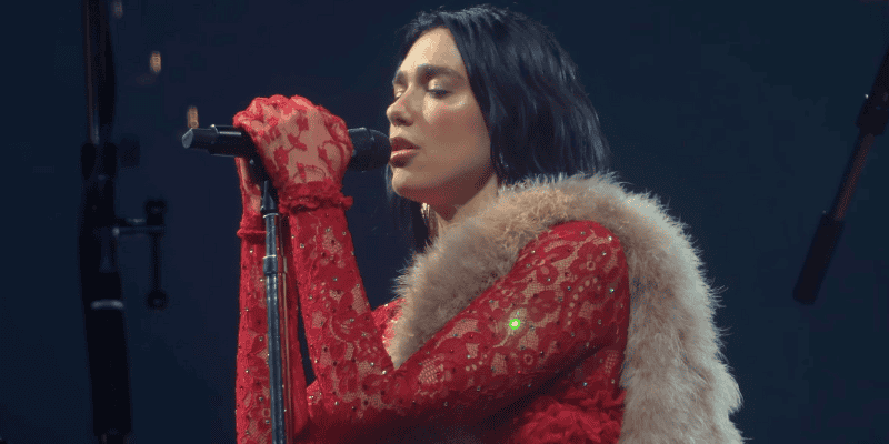Dua Lipa Surprises Hamburg with a Stunning German Rendition of “99 Luftballons”