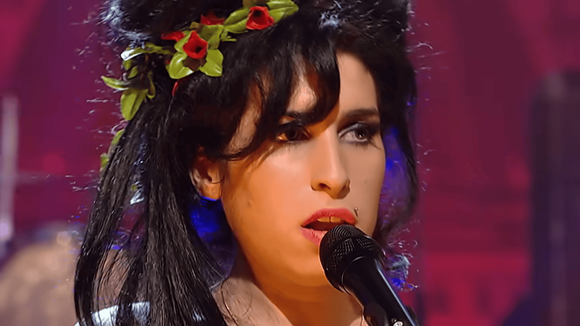 Amy Winehouse & Paul Weller Bring Pure Soul to “I Heard It Through the Grapevine” on Jools Holland’s Hootenanny