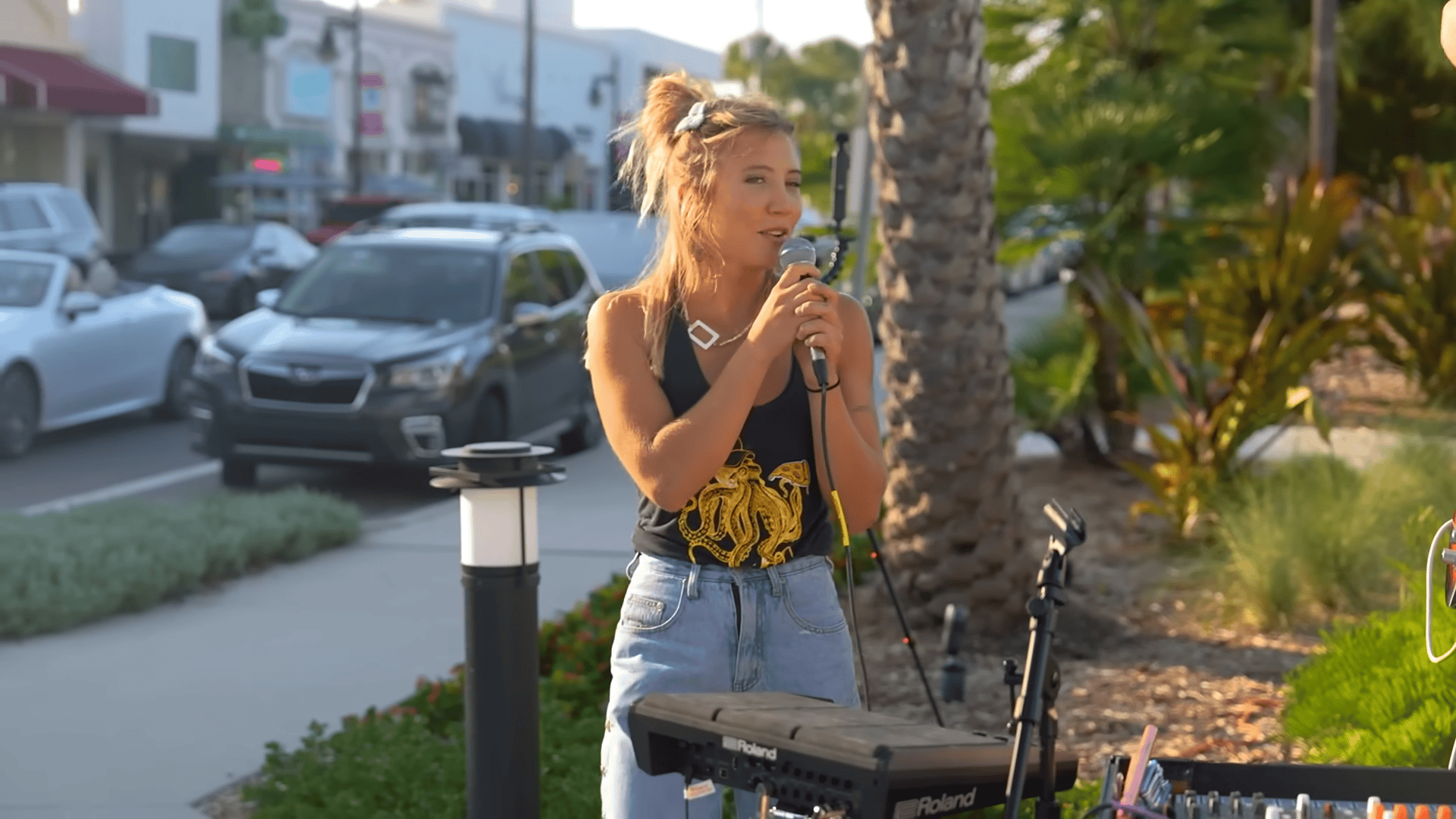 Waitress Steals the Show Singing Fleetwood Mac’s “Dreams” With Street Guitarist Dovydas