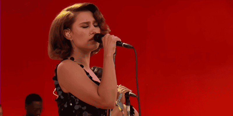 When the Crowd Shouted Back: Raye’s Unforgettable Performance