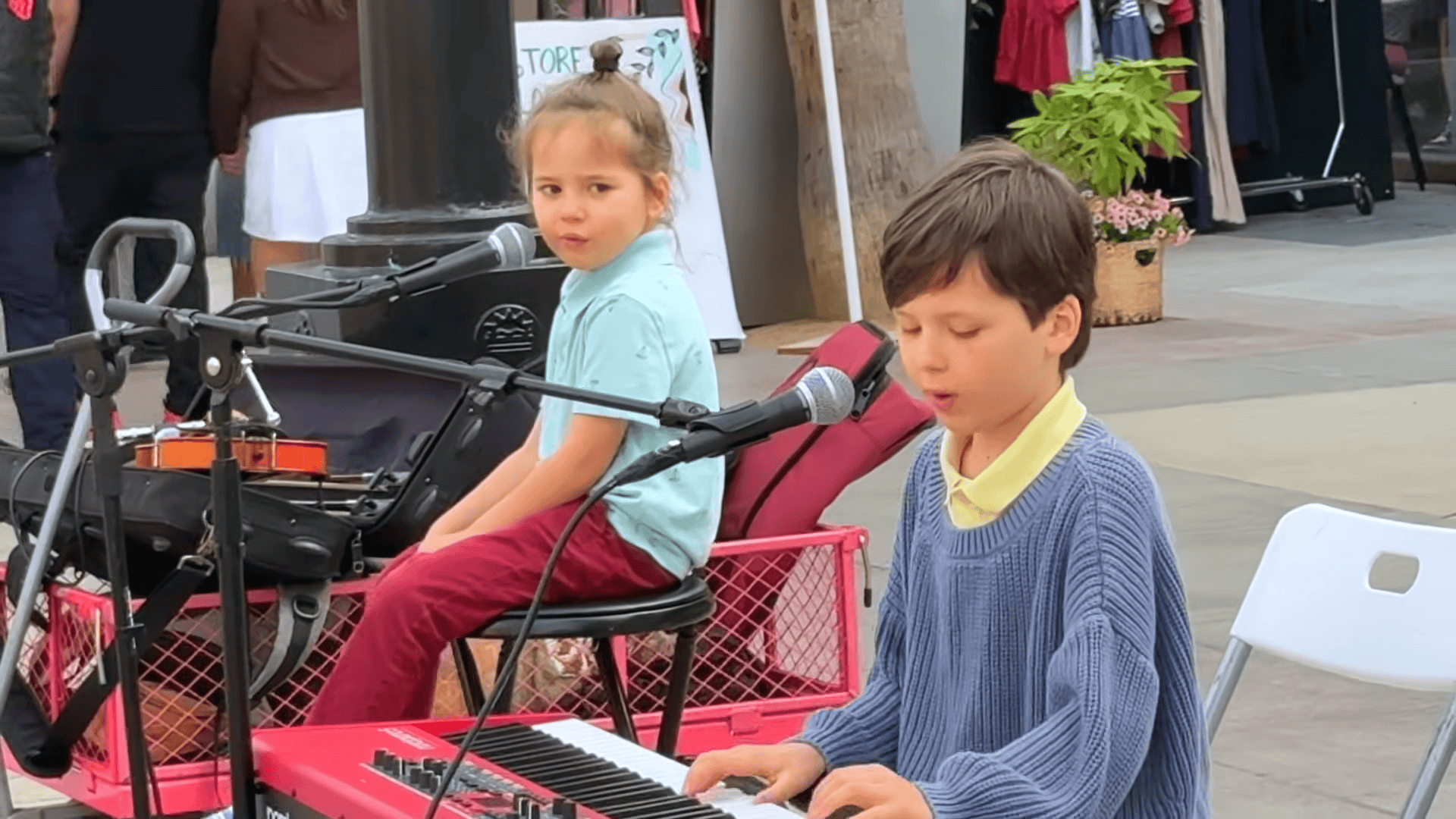 4-Year-Old Singer Shocks the Crowd as Brothers Perform “L.O.V.E.” on the Street