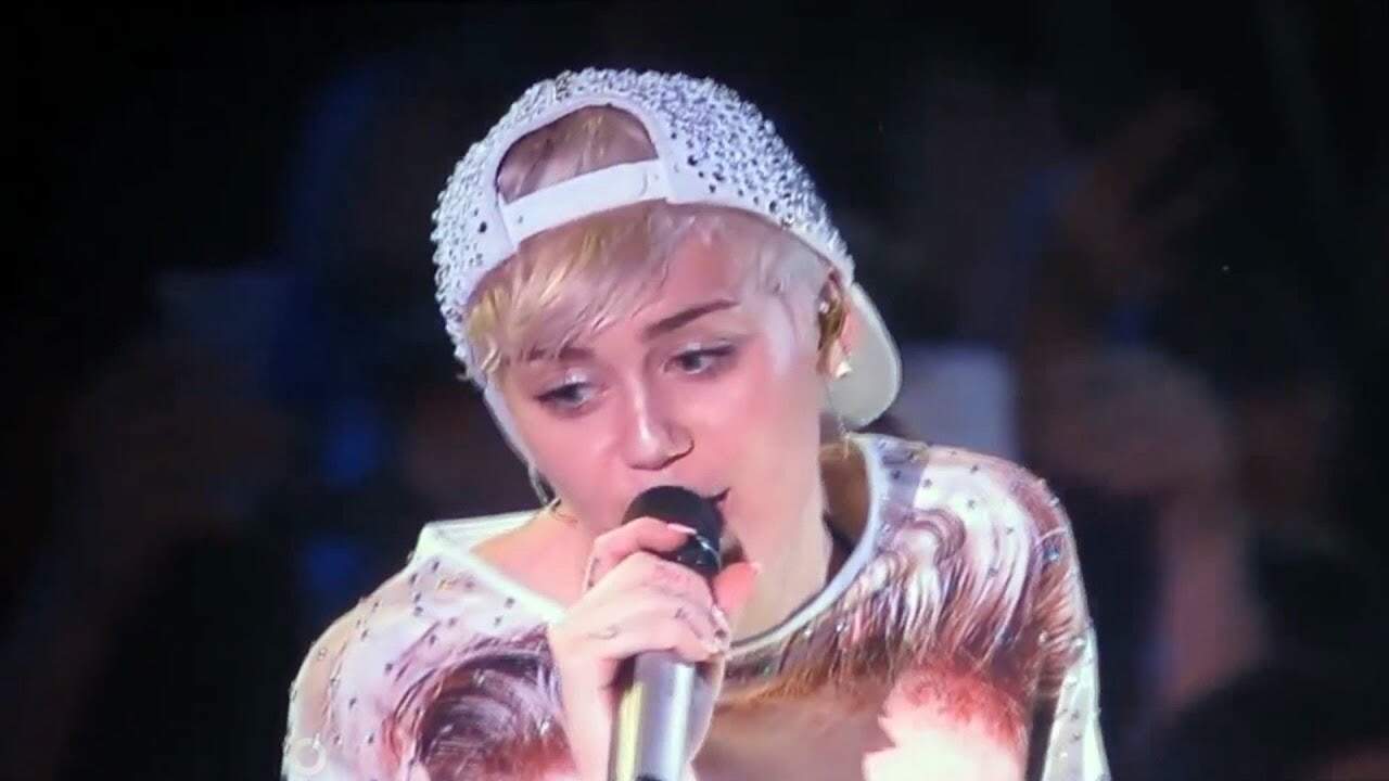 Vulnerable Miley Cyrus Brings an Arena to Silence With “Landslide”