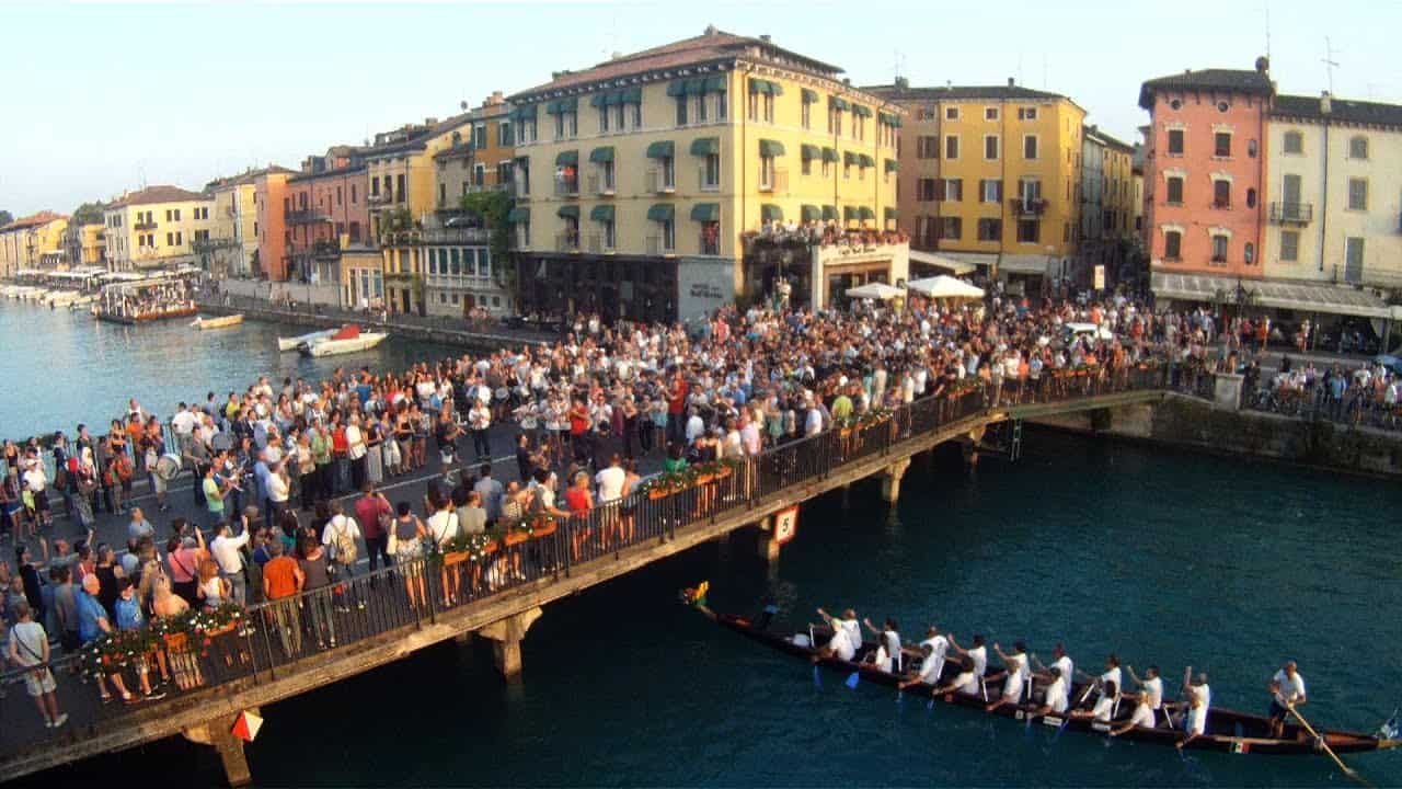 Blues Brothers Flash Mob in Peschiera del Garda: Peter Gunn Takes the Street