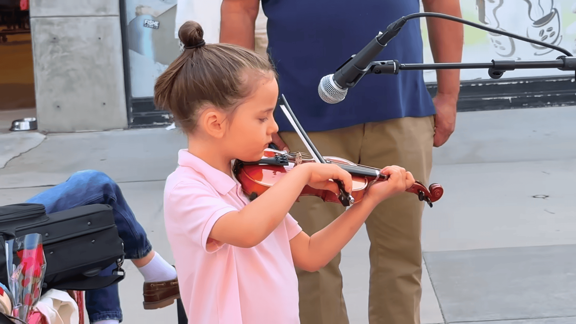 This 5-Year-Old Violinist’s “Hallelujah” Duet Stops the Street!