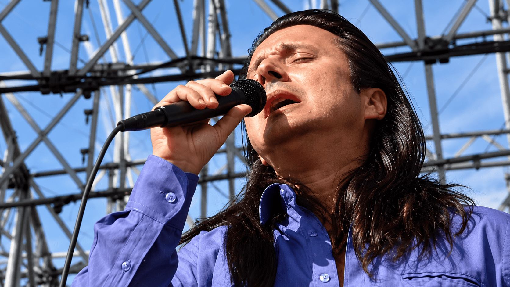 Steve Perry Sings “Faithfully” With Journey One Last Time, and the Crowd Knows Every Word