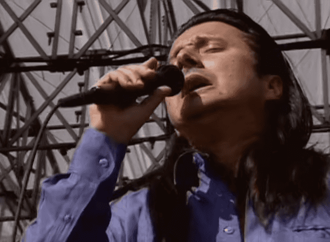 Steve Perry Sings “Faithfully” With Journey One Last Time, and the Crowd Knows Every Word